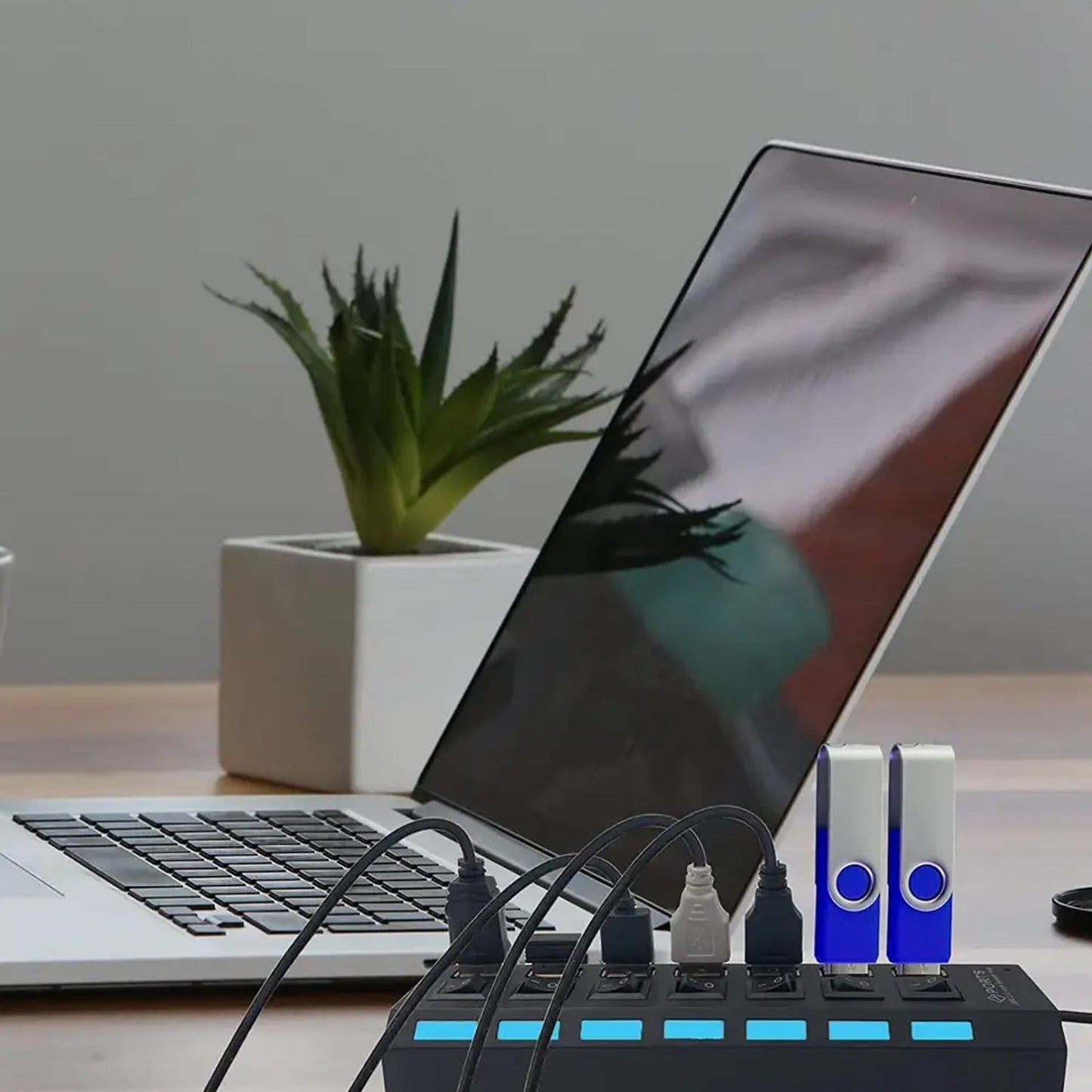USB Splitter Multi Port USB 2.0 Hub, 7 Port with Independent On/Off Switch and LED Indicators USB A Port Data Hub, Suitable for PC Computer Keyboard Laptop Mobile HDD, Flash Drive Etc