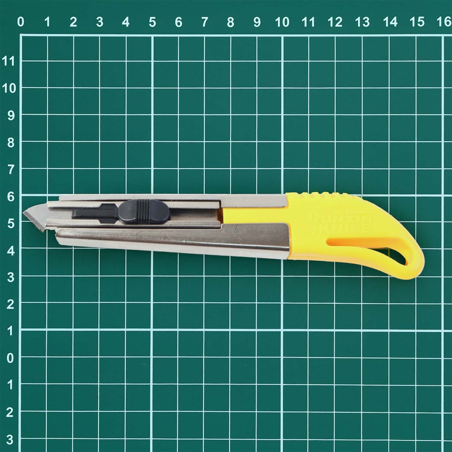 Heavy-Duty Stainless Steel Body Utility Cutter Knife (1 Pc / With 2 Extra Blade)
